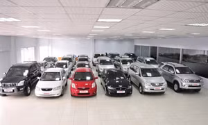 Ô tô cũ siêu giảm giá: Chịu lỗ cả trăm triệu vẫn khó bán