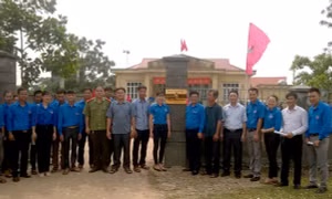 Gắn biển công trình thanh niên chào mừng Đại hội Đảng bộ huyện Đầm Hà lần thứ XXIV