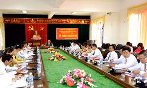 Đại biểu tập trung thảo luận đóng góp ý kiến vào các văn kiện Đại hội Đảng