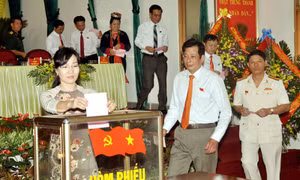 Đồng chí Nguyễn Thị Hạnh được bầu giữ chức vụ Bí thư Huyện ủy Hoành Bồ khoá XXIV, nhiệm kỳ 2015-2020