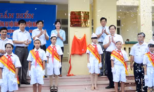 Huyện Hoành Bồ: Gắn biển công trình chào mừng Đại hội đại biểu Đảng bộ huyện lần thứ XXIV
