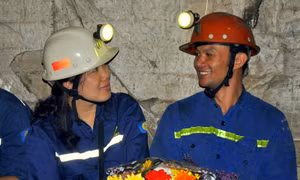 Dưới ánh gương than