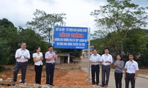 Bàn giao công trình đường vào Trường THCS và THPT Hoành Mô (Bình Liêu)
