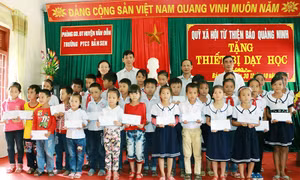 Quỹ Xã hội - Từ thiện Báo Quảng Ninh trao tặng quà cho học sinh xã đảo Bản Sen (Vân Đồn)