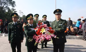 Đoàn đại biểu Trung Quốc chúc mừng các đồn biên phòng Việt Nam