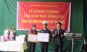 Lữ đoàn 147 Hải Quân bàn giao nhà đồng đội