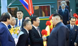 Chủ tịch Triều Tiên Kim Jong-un đến ga Đồng Đăng, bắt đầu chuyến công du Việt Nam