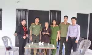 Thăm tặng quà người có công với cách mạng