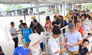 Du khách nườm nượp đổ về nghỉ lễ ở TP du lịch Hạ Long