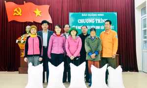Báo Quảng Ninh tặng quà cho các hộ khó khăn trên địa bàn huyện Hoành Bồ
