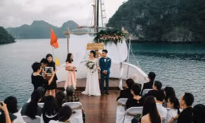 Lễ đính hôn lãng mạn trên du thuyền ở vịnh Hạ Long khiến nhiều người ghen tỵ