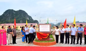 Gắn biển công trình chào mừng Đại hội MTTQ tỉnh lần thứ X cho Khu tái định cư làng chài phường Hà Phong