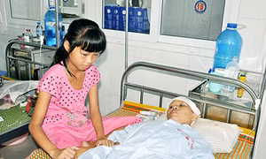 Con 11 tuổi chăm mẹ ung thư