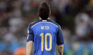 Messi "đắng lòng" nhìn cúp vàng tuột khỏi tầm tay