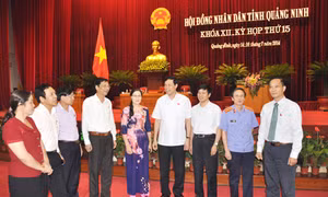 Các đại biểu thảo luận tại hội trường