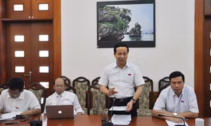 Các đại biểu HĐND tỉnh thảo luận ở tổ