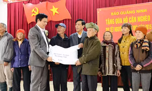 Báo Quảng Ninh tặng quà Tết các hộ cận nghèo tại Hoành Bồ