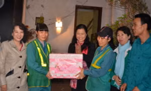 Phó Bí thư Thường trực Tỉnh ủy Đỗ Thị Hoàng chúc Tết một số đơn vị làm nhiệm vụ trực Tết