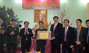 Phó Bí thư, Chủ tịch HĐND tỉnh Nguyễn Đức Long động viên, chúc Tết đêm giao thừa tại TP Hạ Long và TX Quảng Yên