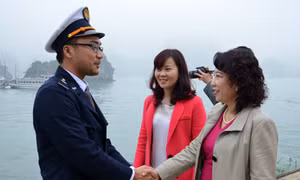 Phó Chủ tịch UBND tỉnh Vũ Thị Thu Thuỷ thăm, chúc Tết cán bộ, nhân viên Ban Quản lý Vịnh Hạ Long