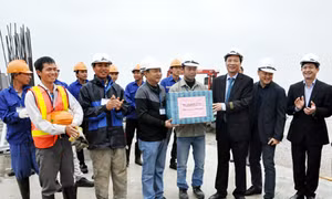 Chủ tịch UBND tỉnh Nguyễn Văn Đọc thăm, động viên cán bộ, công nhân thực hiện dự án Công viên Đại dương