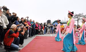 Du khách thích thú khi tới "xông đất" Cảng tàu khách Bãi Cháy