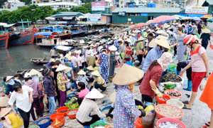 Chợ cá Hạ Long
