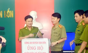 Công an huyện Vân Đồn: Ủng hộ nhân dân các xã đảo bị thiệt hại do mưa lũ