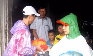 Theo chân đoàn cứu trợ...