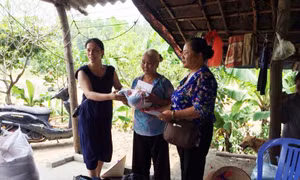 Tiểu thương Chợ Hạ Long I trao hỗ trợ cho người dân vùng lụt