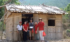 CLB tình nguyện Đồng Tâm trao tiền hỗ trợ cho người dân Bản Sen
