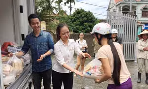 100 suất quà hỗ trợ người dân ngập lụt khu 5, phường Hà Phong, TP Hạ Long