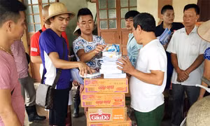 200 triệu đồng ủng hộ người dân vùng mưa lũ