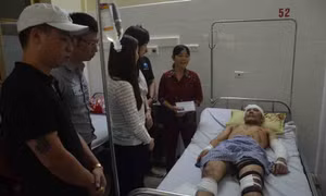 Nhóm ca sĩ Quảng Ninh trao hơn 200 triệu đồng cho nhân dân vùng lũ