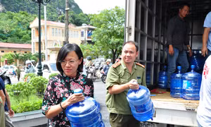 Hỗ trợ 1.000 bình nước tinh khiết cho nhân dân phường Quang Hanh (TP Cẩm Phả)