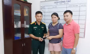 Du khách nhận lại đồ bỏ quên trên bãi biển ở Cô Tô