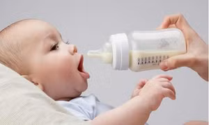 Những gợi ý tính lượng sữa cần thiết cho bé mỗi ngày