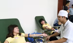 "Sống là cho..."
