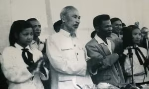 Về thăm khu mỏ Hồng Quảng, Bác Hồ cùng lao động sản xuất với ngư dân (tháng 10/1957)