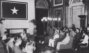 Bác gặp đại biểu đồng bào vùng mỏ Hòn Gai tại Phủ Chủ tịch (tháng 5/1955)