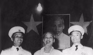 Chủ tịch Hồ Chí Minh dự lễ tuyên dương các đơn vị lập chiến công trong chiến thắng trận đầu(tháng 8/1964)
