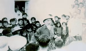 "Là chiến sĩ hải quân, các chú phải biết yêu quý đảo như nhà mình..."