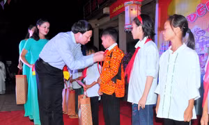 Bí thư Tỉnh ủy Nguyễn Xuân Ký thăm, tặng quà thiếu nhi nhân dịp Tết Trung thu