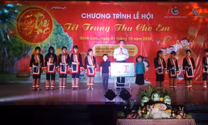 Lãnh đạo tỉnh chung vui Tết Trung thu với thiếu nhi Bình Liêu