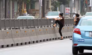 Người dân tháo lưới chống chói, tự mở lối sang đường gây mất ATGT