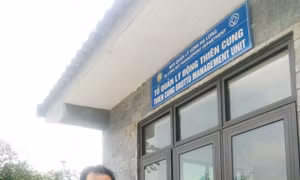 Trả lại túi xách cho du khách Thái Lan bỏ quên tại động Thiên Cung
