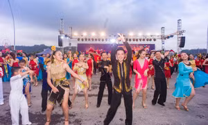 Bờ biển Bãi Cháy sôi động, tưng bừng với màn diễu hành Carnaval