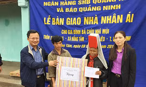 Bàn giao nhà nhân ái cho bà Chìu Nhì Múi