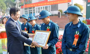100 thanh niên ưu tú của huyện Hoành Bồ lên đường nhập ngũ