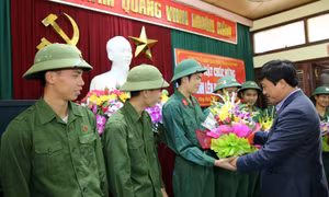 10 công nhân Công ty Than Vàng Danh lên đường nhập ngũ